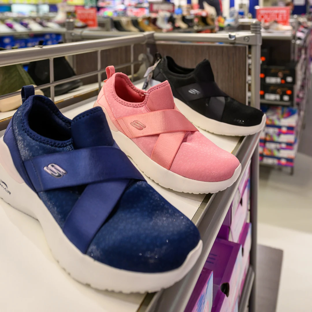 Shop livsstils- og performancesko fra Skechers til vilde outletpriser i Taastrup. 